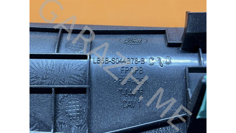 Накладка торпедо Ford Explorer 2020 LB5BS044B78B U625 2.3, правая